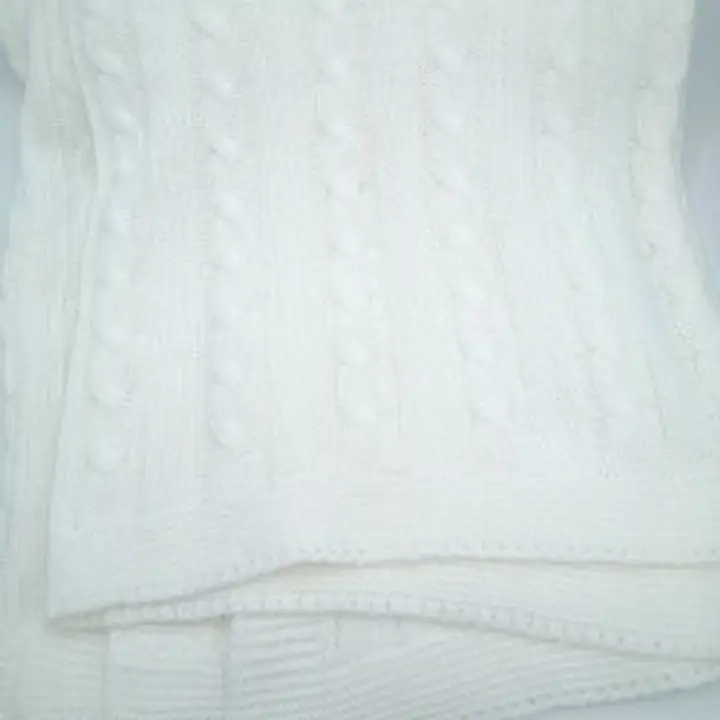 Cable Hanger Shawl - white 
